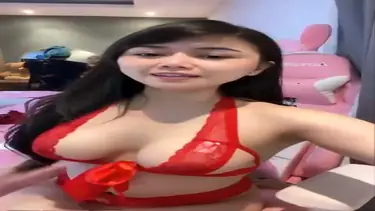 Selebgram RR Pamer Body Seksi Live Bling Bling